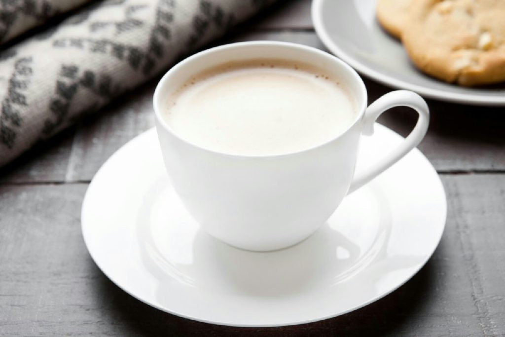 Bere latte caldo con l'influenza: benefici per il corpo e come può alleviare i sintomi naturalmente