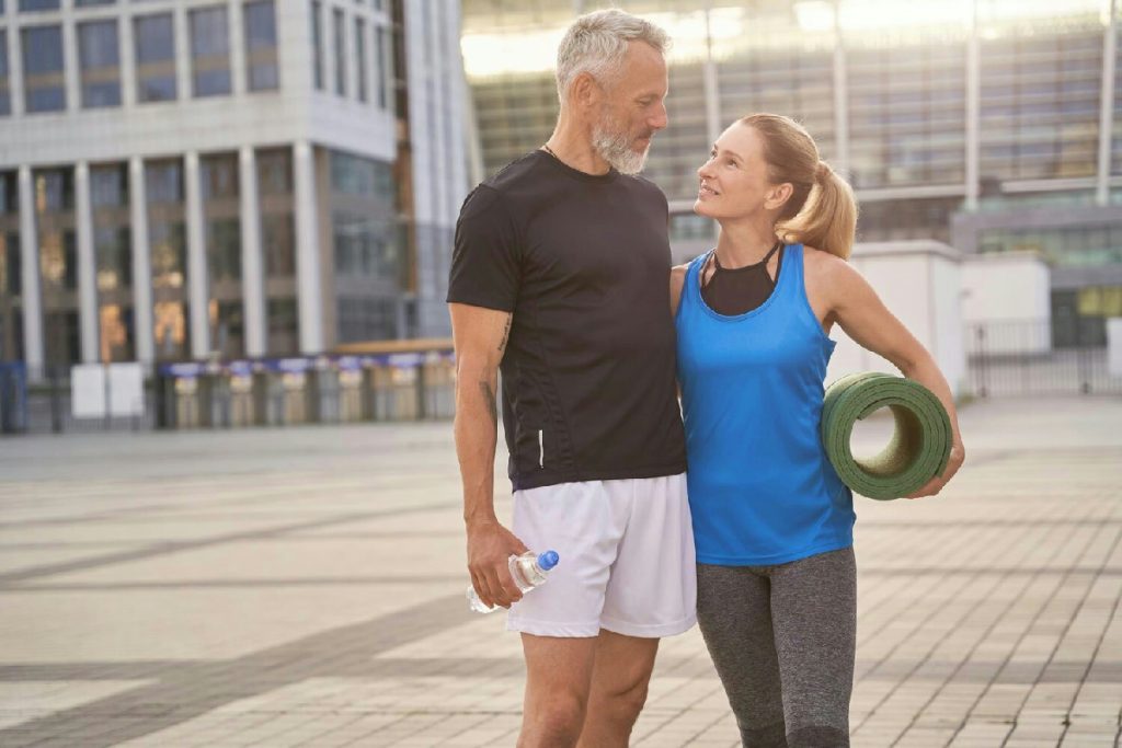 Come allenarsi senza rischi a ogni età: consigli essenziali per restare giovani e in forma ogni giorno