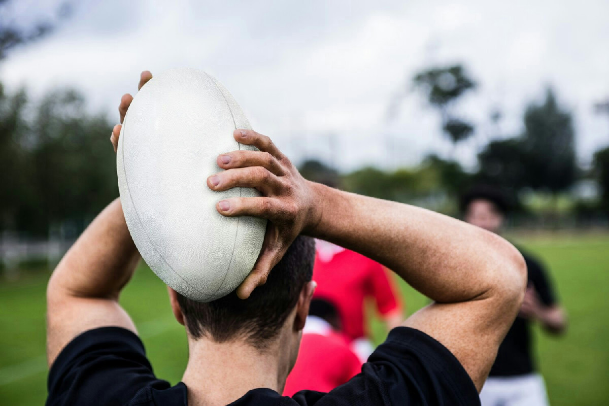 Come giocare a rugby in inverno mantenendo performance elevate tra freddo e terreni difficili